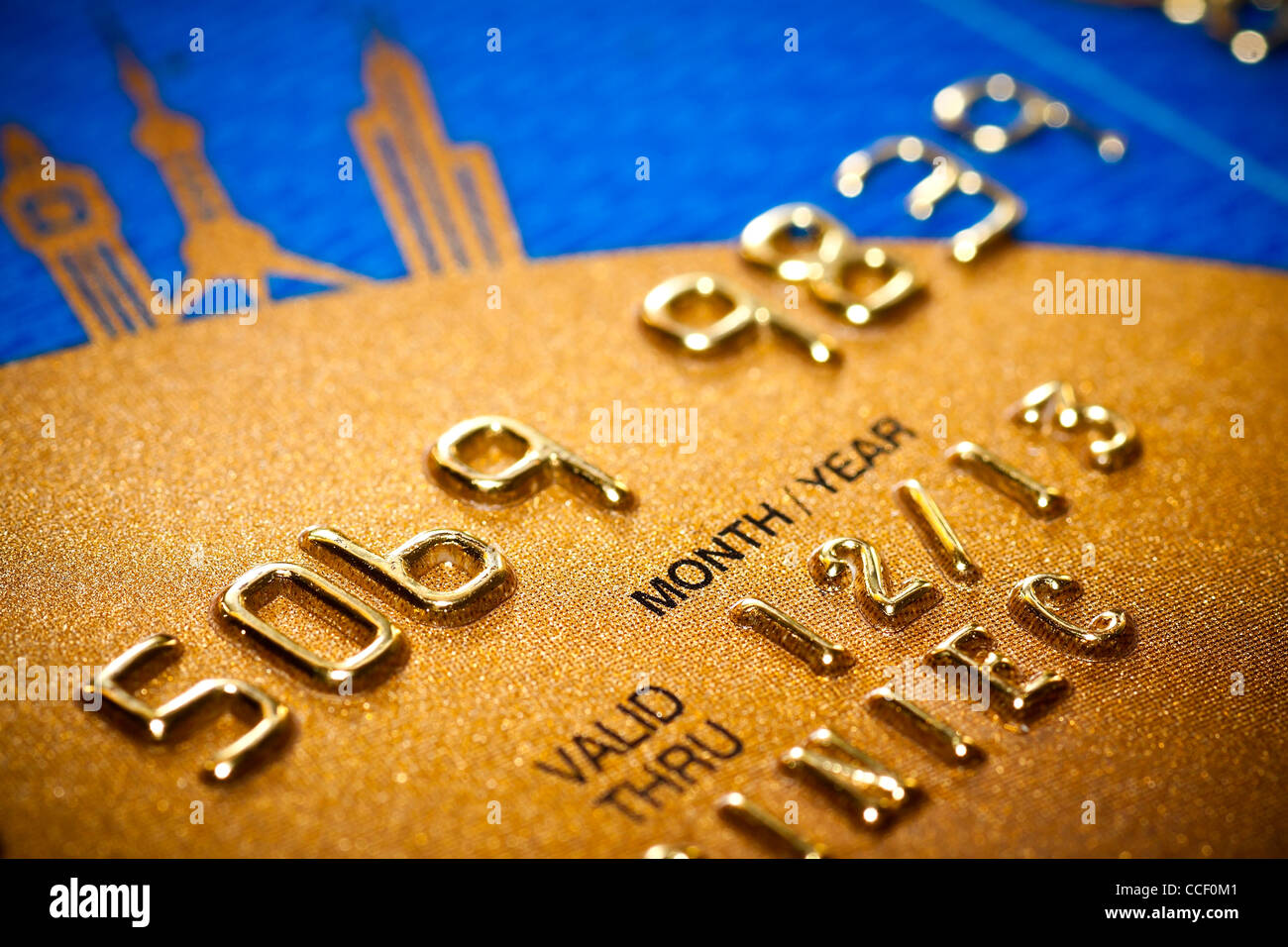 Nahaufnahme der silbernen Ziffern auf einer Kreditkarte. Stockfoto