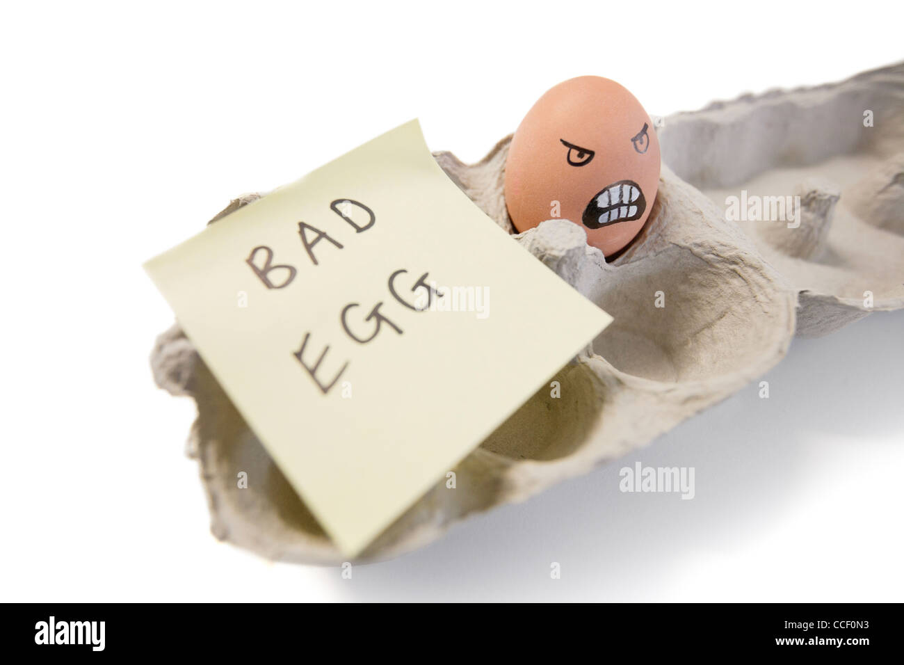 Ein schlechtes Ei mit Gesicht drauf gezogen Stockfoto