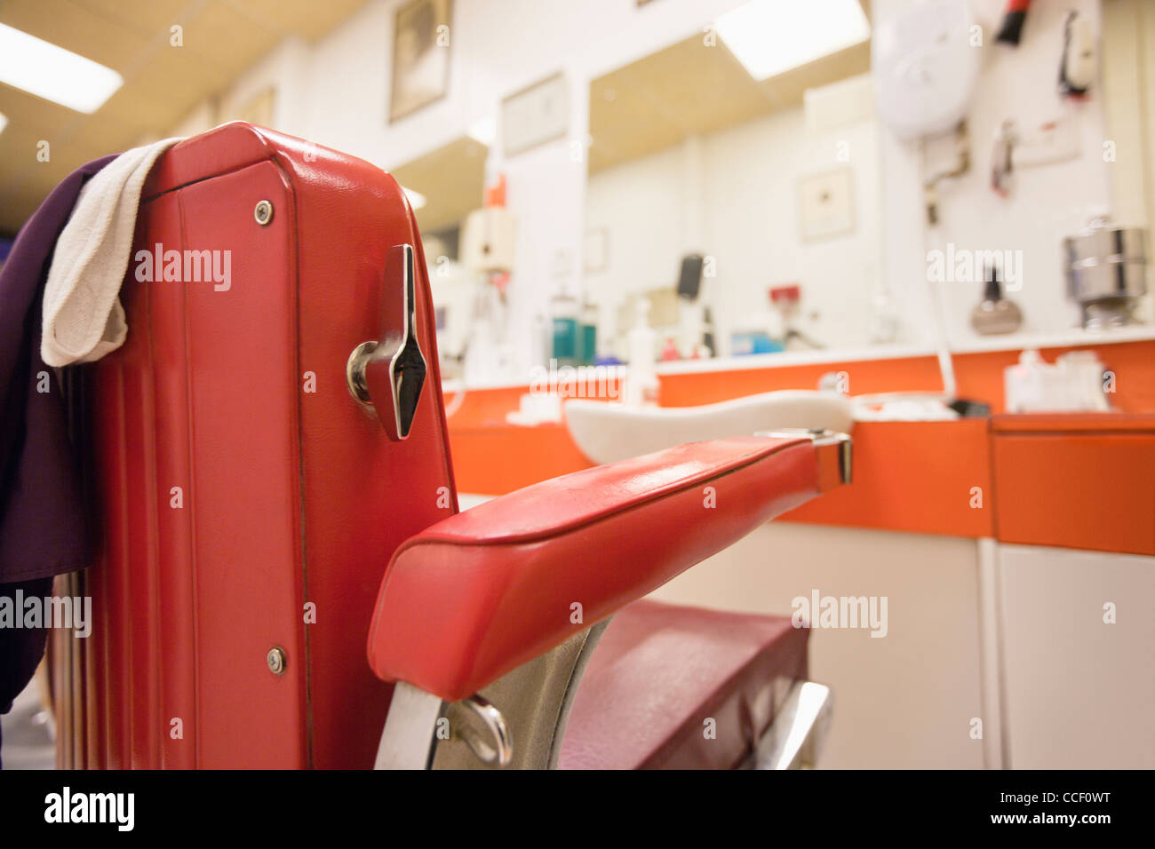 Leerer Stuhl im barbershop Stockfoto