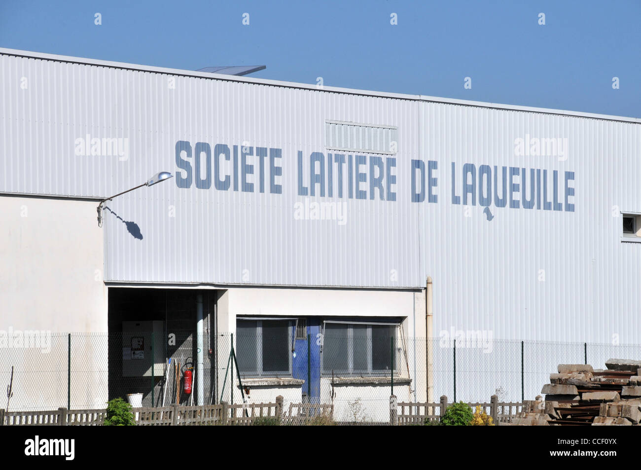 Molkerei compagny in Laqueille Gare, Auvergne, Frankreich Stockfoto
