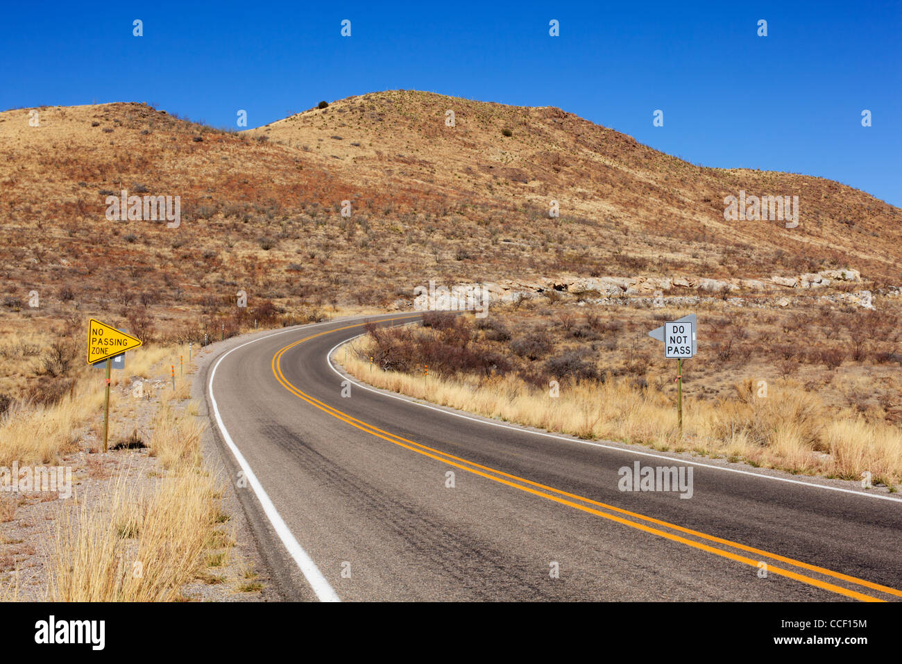 Ländlichen Autobahn in New Mexiko westlich von Socorro. Stockfoto