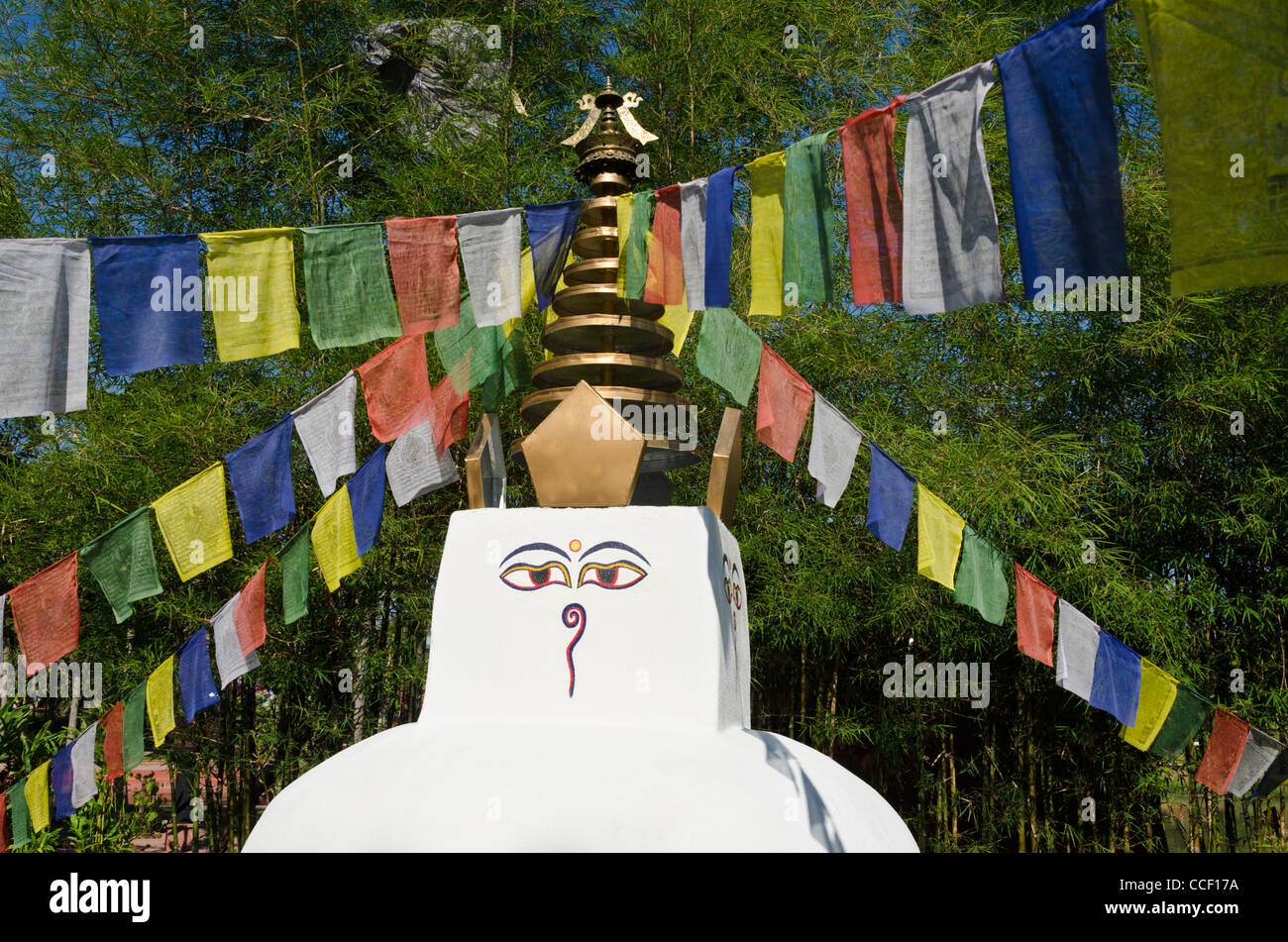 Kleinen Stupa mit Buddha Augen & Gebetsfahnen streaming in fünf Richtungen in Nepal-Pavillon auf der Expo in Chiang Mai Thailand Stockfoto