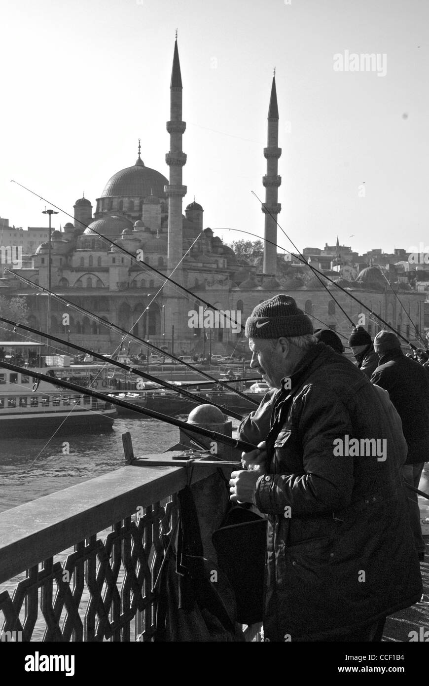 Fischern, die von der Galata Brücke, Istanbul, Türkei, Nov 2011 Stockfoto