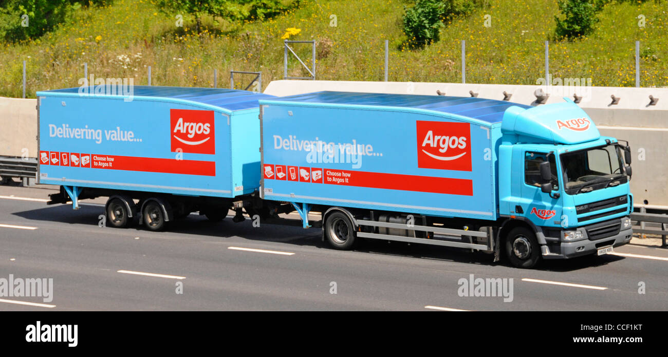 ide & Front of Argos Katalog Einzelhandelsgeschäft Supply Chain LKW DAF Lkw und Schleppanhänger fahren auf der Autobahn M25 Essex England UK Stockfoto