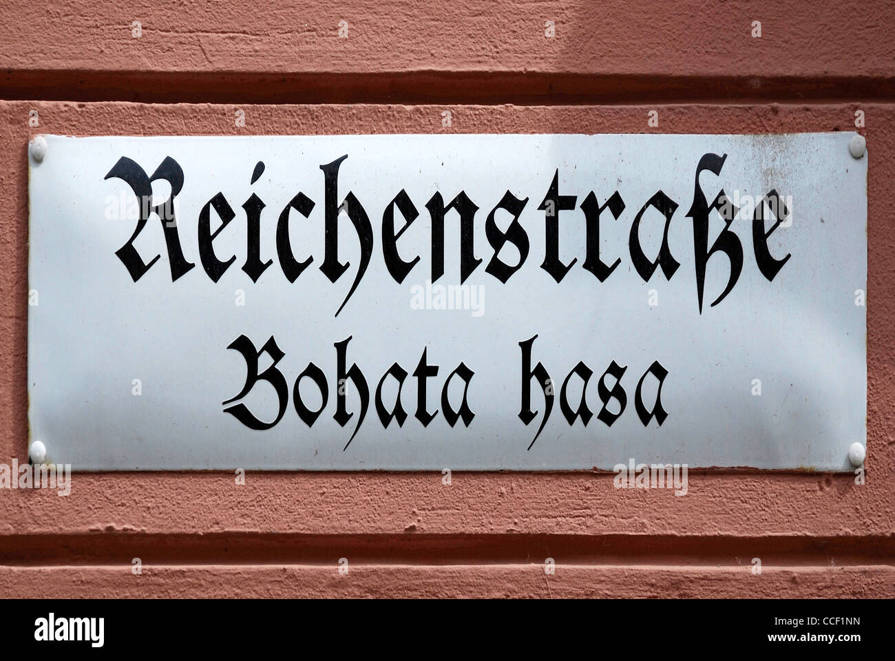 Straßenschild der Bautzen in Deutsch und Sorbisch in der Reichenstrasse - Bohata Hasa. Stockfoto