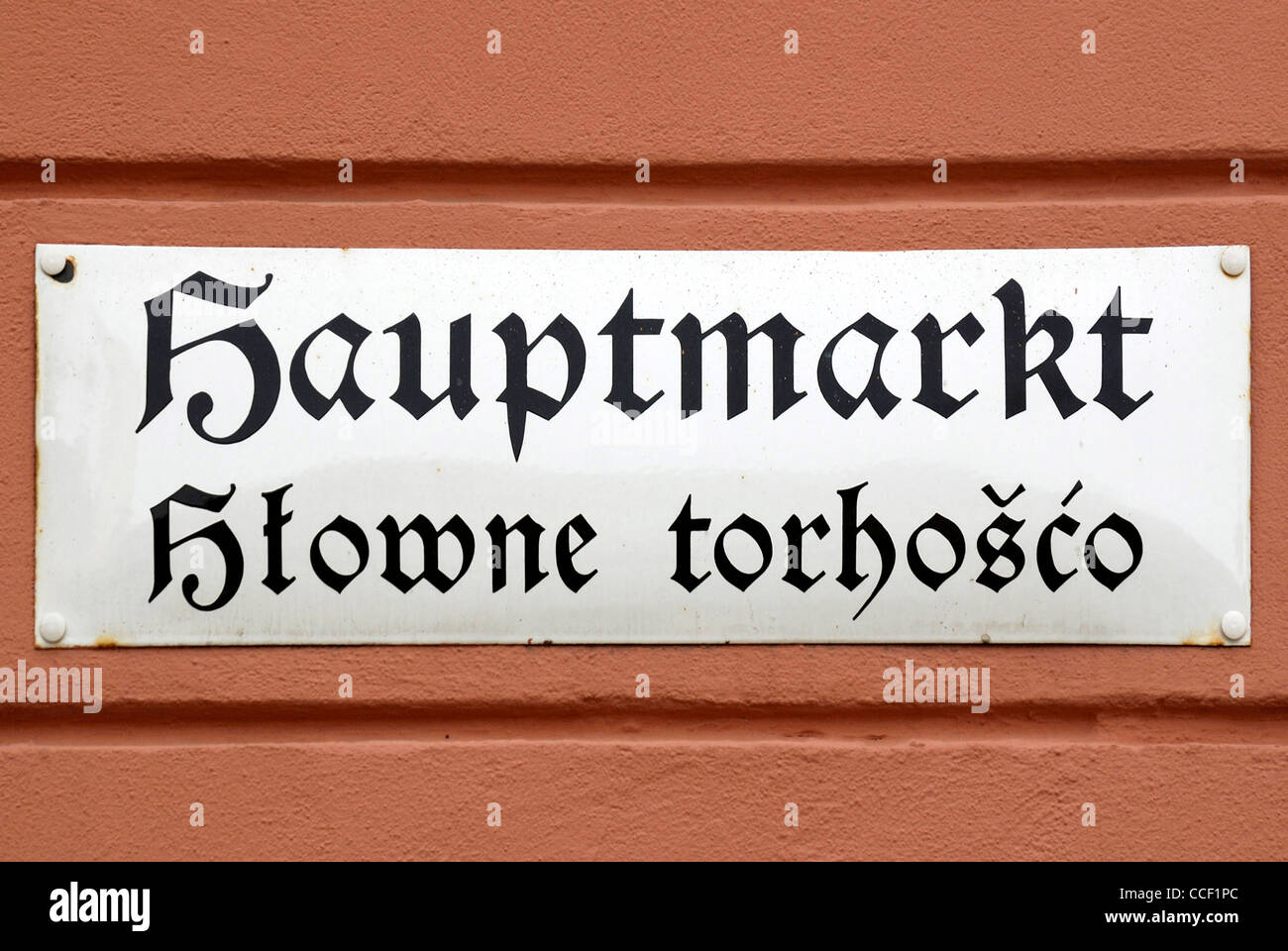 Straßenschild der Bautzen in Deutsch und Sorbisch auf dem Hauptmarkt - Hlowne Torhosco. Stockfoto