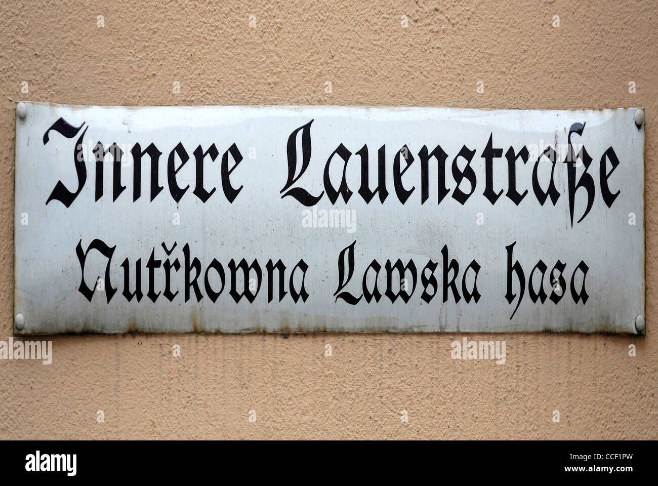 Straßenschild der Bautzen in Deutsch und Sorbisch an die Innere Lauenstrasse - Nutrkowna Lawska Hasa. Stockfoto