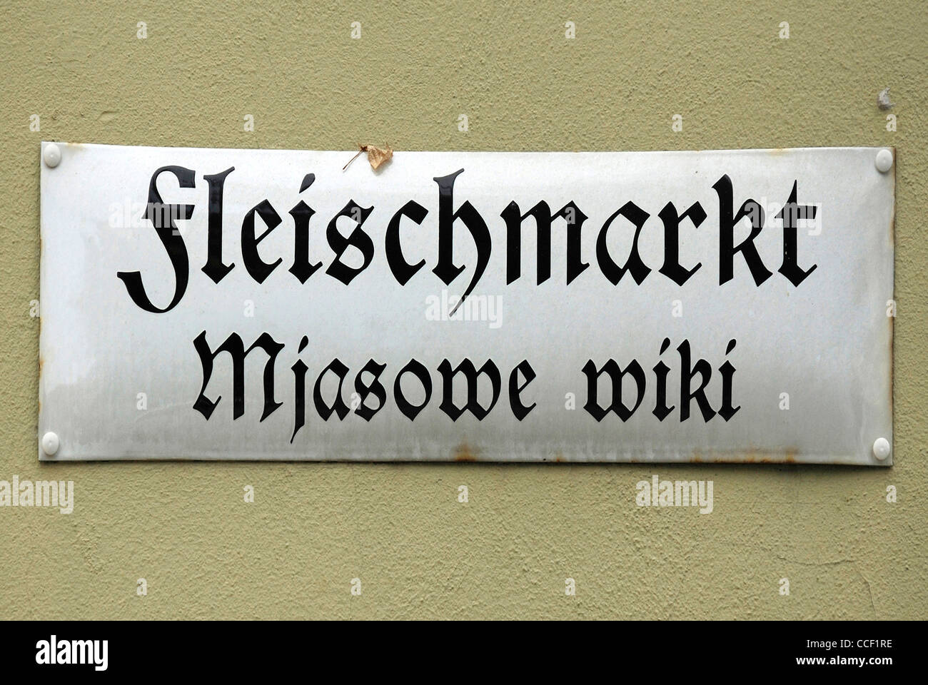 Straßenschild der Bautzen in Deutsch und Sorbisch auf dem Fleischmarkt - Mjasowe Wiki. Stockfoto