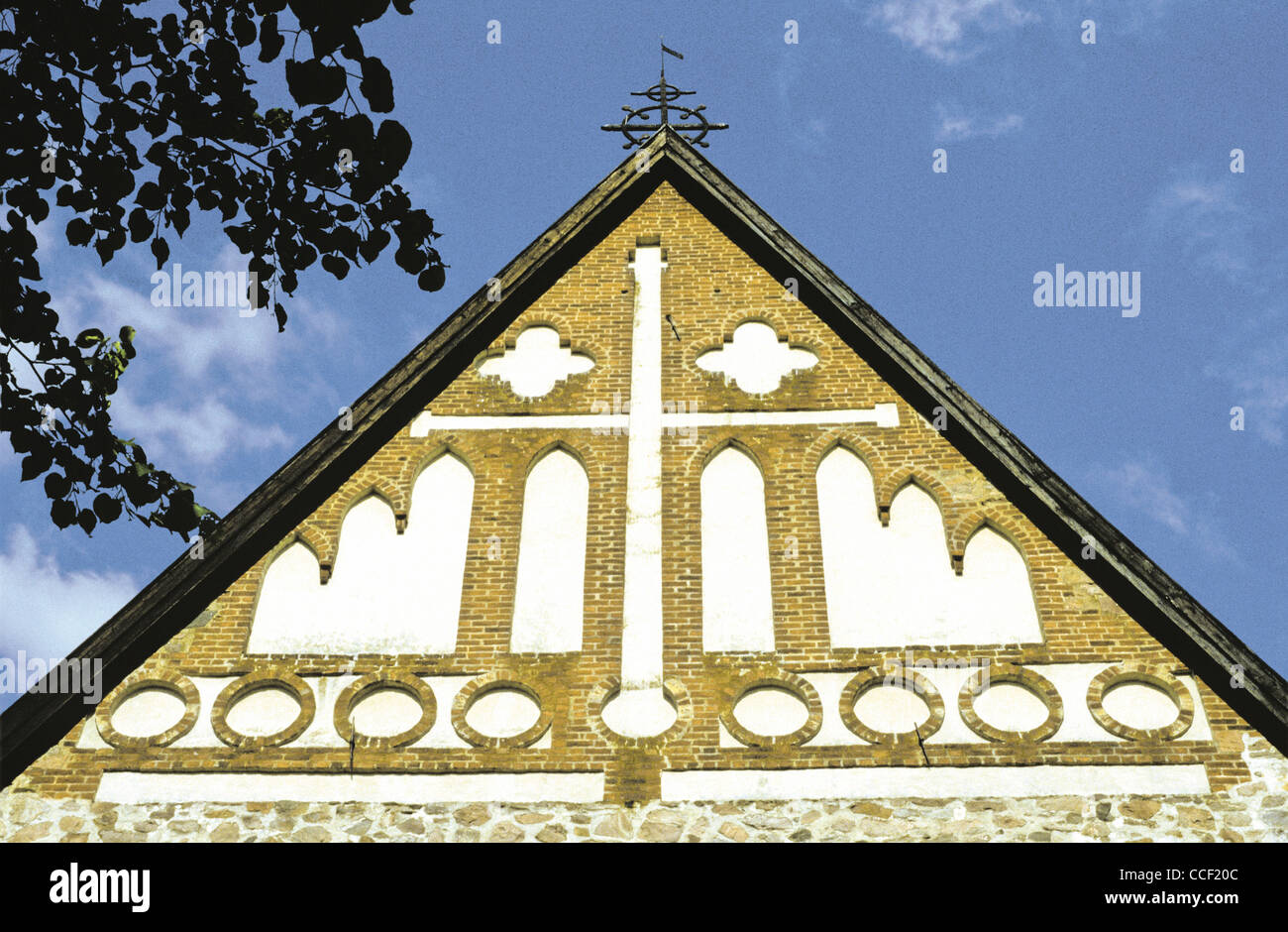 Architektonisches Detail zeigt die Dach-Spitze des 14. Jahrhundert mittelalterliche St. Michael Kirche von Pernå, Finnland Stockfoto