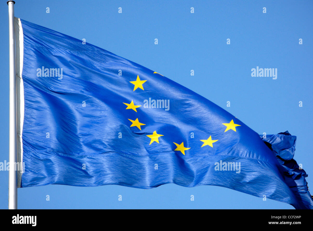 Flagge der Europäischen Union am Mast vor dem Bundeskanzleramt in Berlin. Stockfoto