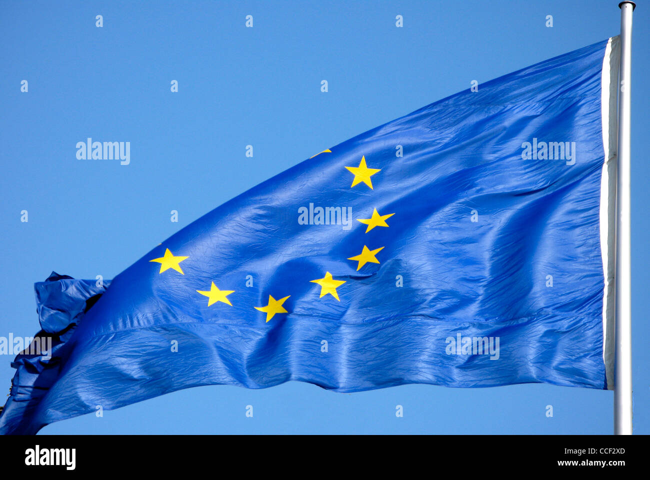 Flagge der Europäischen Union am Mast vor dem Bundeskanzleramt in Berlin. Stockfoto
