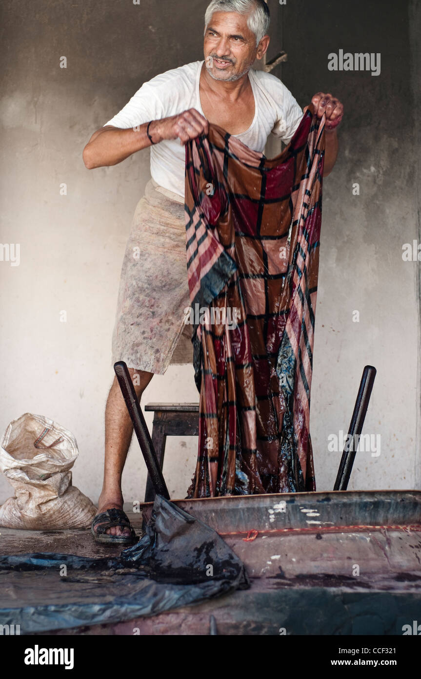 Man färben Stoff in der traditionellen Weise, Jaipur, Rajasthan, Indien Stockfoto