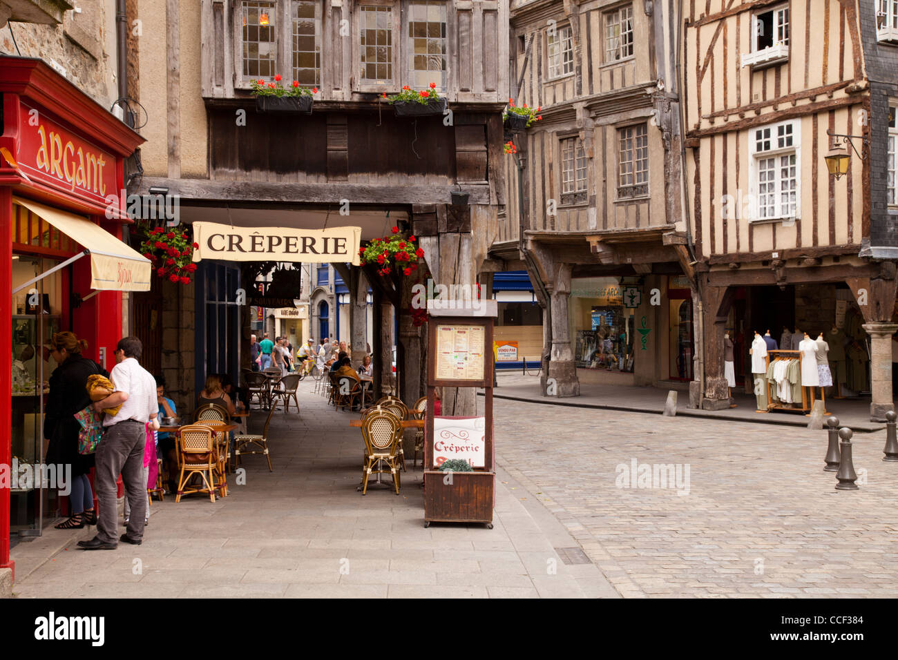 Geschäfte, Restaurants und eine halbe Fachwerkhaus Gebäude im mittelalterlichen Zentrum von Dinan, Bretagne, Frankreich. Stockfoto