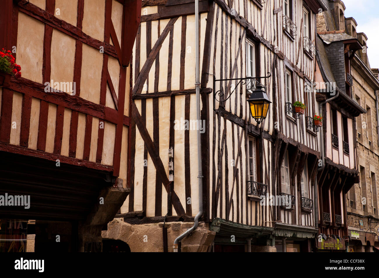 Mittelalterliche halbe Fachwerkhaus Gebäude in der ummauerten Stadt Dinan, Bretagne, Frankreich. Stockfoto