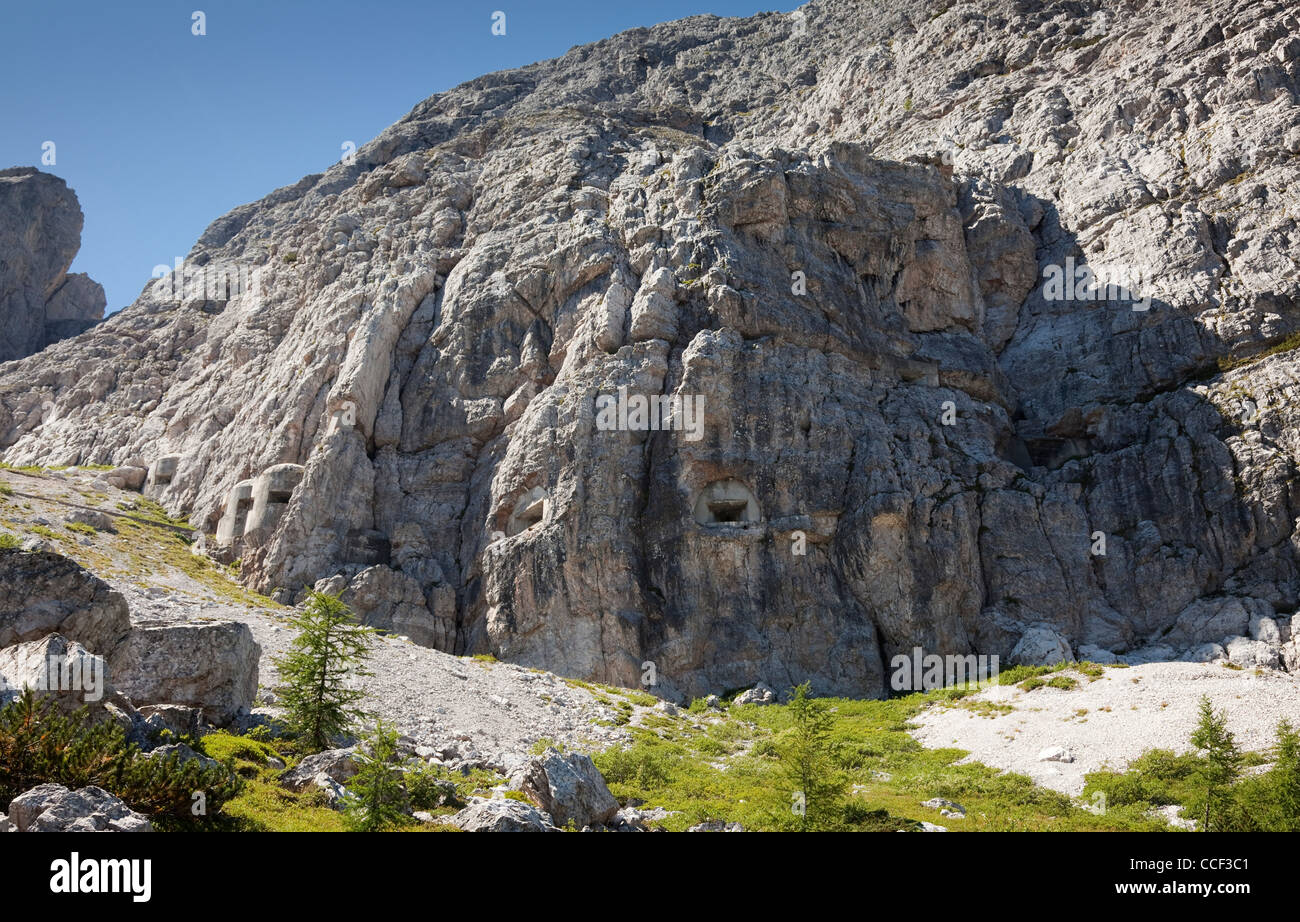 Ansichten des Krieges Zeit Pillendosen versteckt in den Hügeln von Passo Monte Croce, Dolomiten, Alpen gesehen. Stockfoto