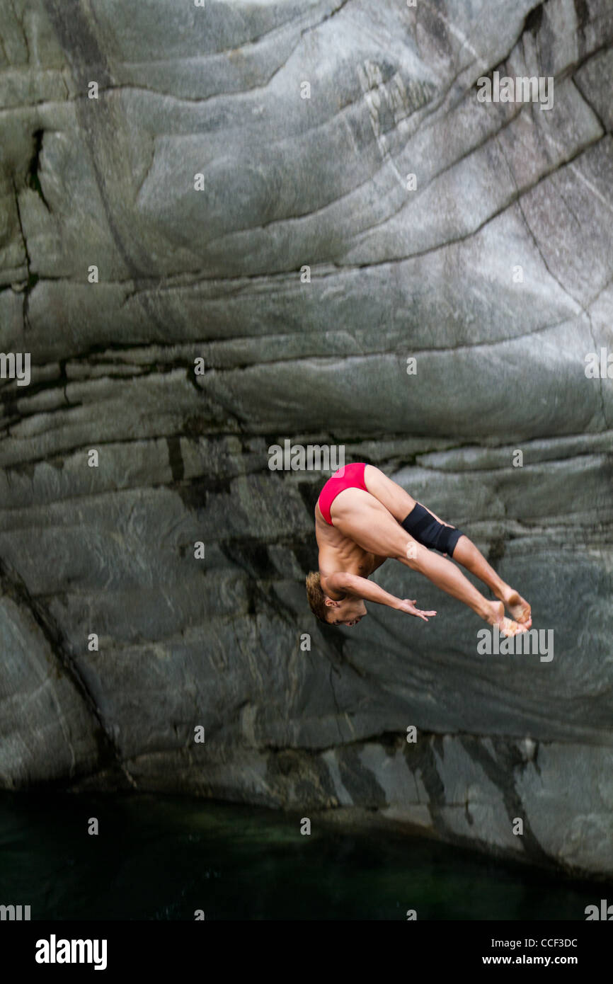 Cliff diving Athlet Anatolii Shabotencko tritt in der WHDF Europameisterschaft mit Tauchgängen von bis zu 20m hoch bei Ponte Brolla Stockfoto