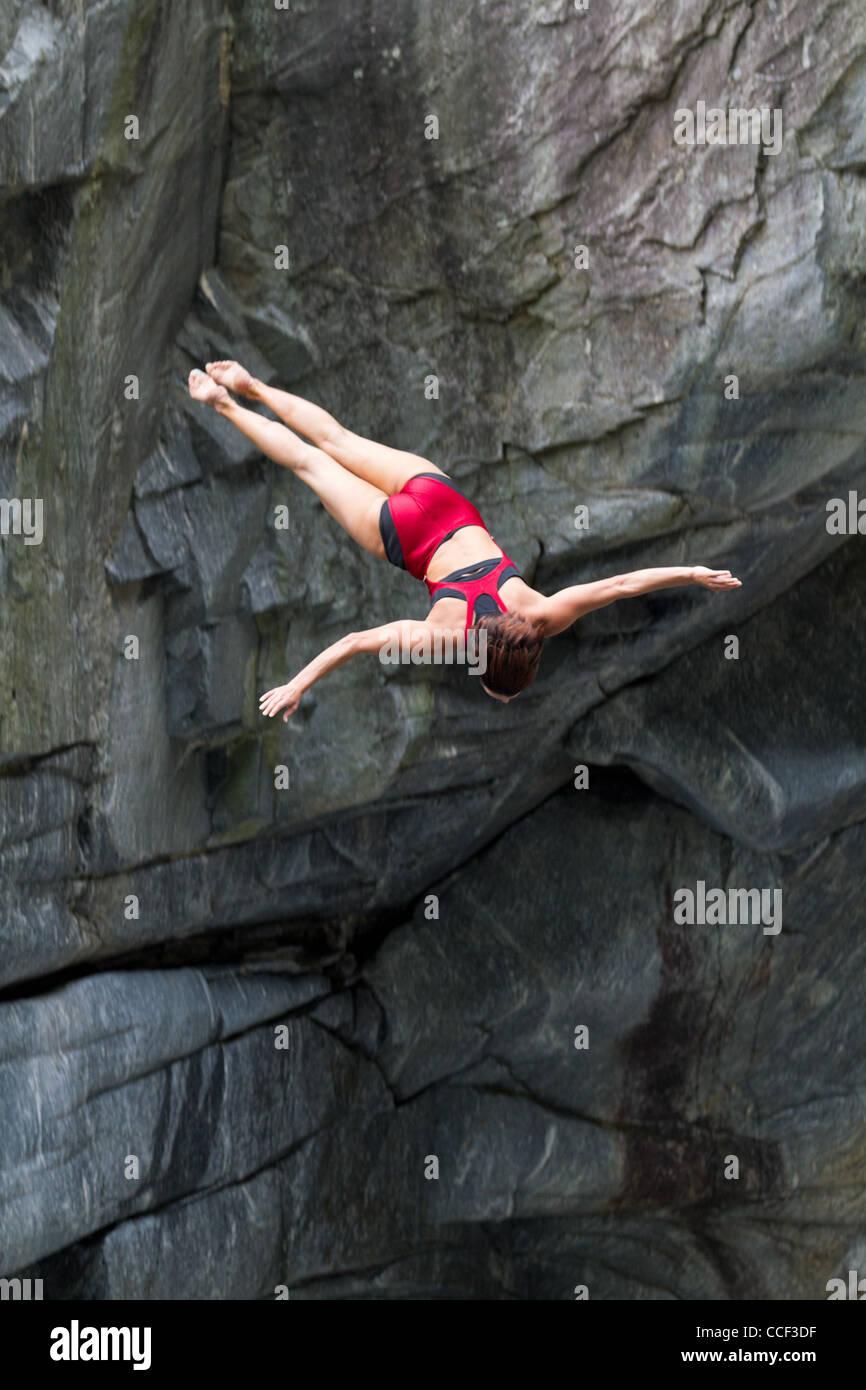 Cliff diving Athleten Anna Bader konkurriert in der WHDF European Championship 2011 mit Tauchgängen von bis zu 20m hoch bei Ponte Brolla Stockfoto