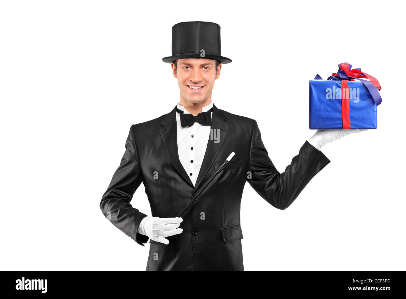 Zauberer hält ein Zauberstab und ein Geschenk isoliert auf weißem Hintergrund Stockfoto