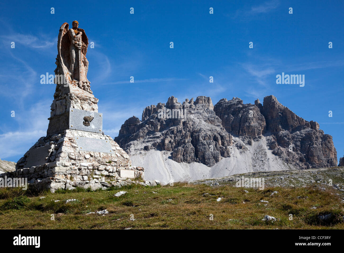 Blick auf die Sextner Dolomiten und Krieg-Denkmal, in den italienischen Dolomiten Alpen Stockfoto