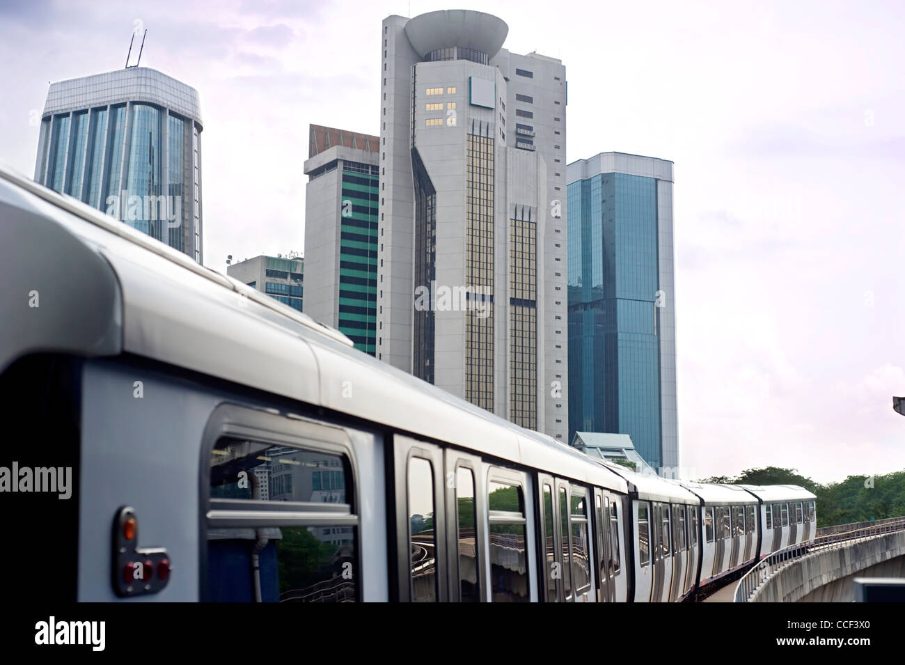 Stadtbild mit Metro und hohen Bürogebäuden in Kuala Lumpur, Malaysia Stockfoto