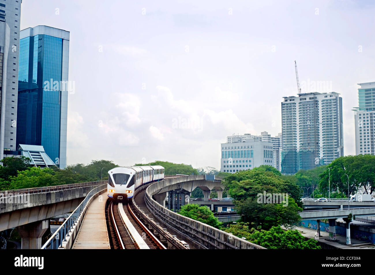Stadtbild mit Metro und hohen Bürogebäuden in Kuala Lumpur, Malaysia Stockfoto