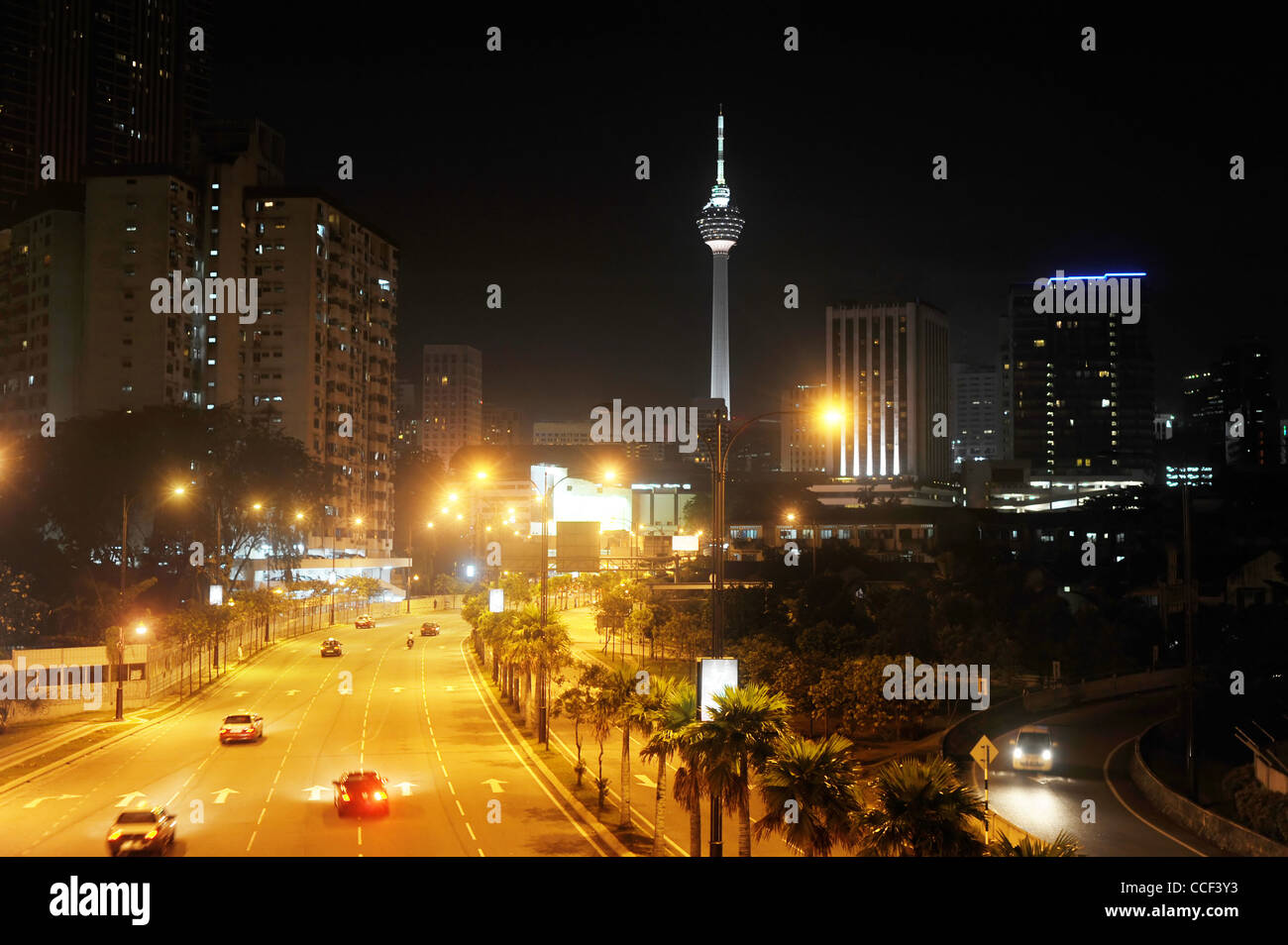 Nachtansicht von Kuala Lumpur Stadtzentrum mit den KL Tower Stockfoto