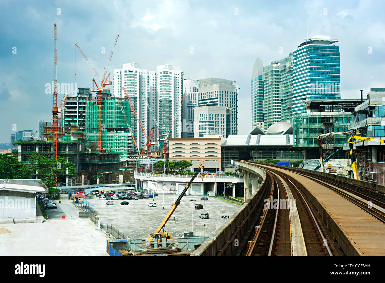 Stadtansicht mit Bahnhof und hohen Bürogebäuden in Kuala Lumpur, Malaysia Stockfoto