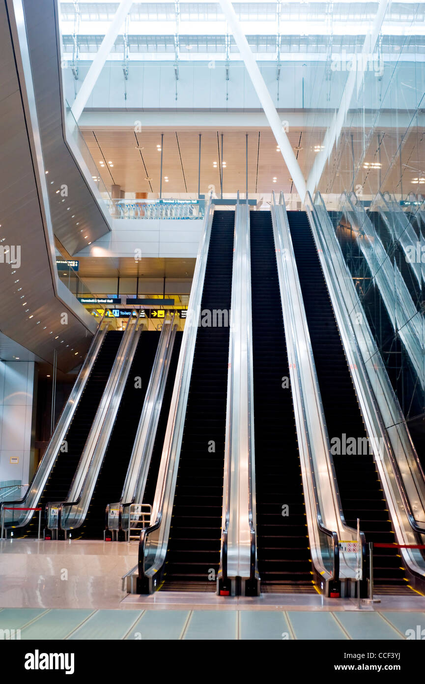 Rolltreppe am Changi Airport. Changi International Airport oder einfach Changi Airport ist der wichtigste Flughafen in Singapur. Stockfoto