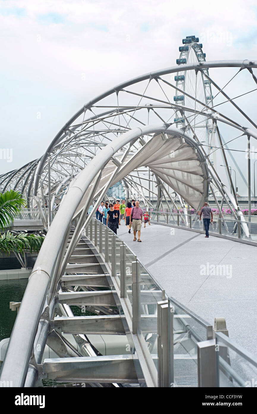 Die Helix-Brücke, früher bekannt als die Doppel-Helix-Brücke ist eine Fußgängerbrücke verbindet Marina Centre mit Marina Süd Stockfoto