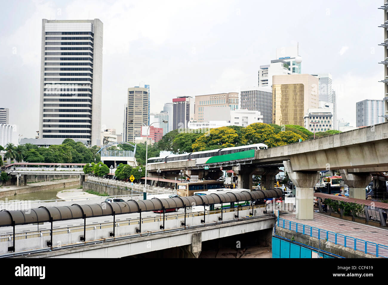 Stadtansicht mit Bahnhof und hohen Bürogebäuden in Kuala Lumpur, Malaysia Stockfoto