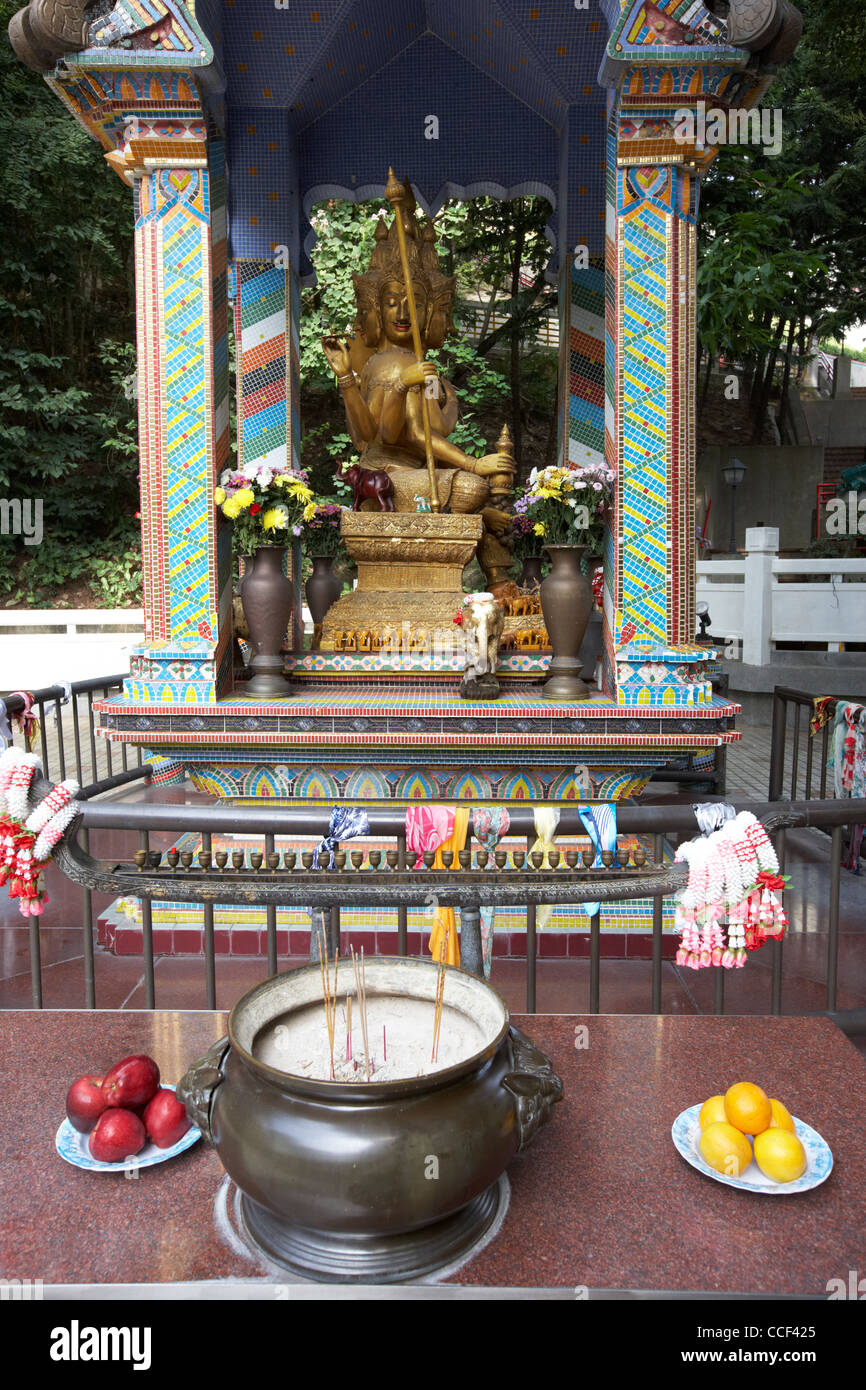 Obst-Räucherstäbchen und andere Angebote in Buddha-Tempel in po Fook Hill Friedhof Sha Tin neue Gebiete Hongkong Sonderverwaltungsregion Hongkong Stockfoto