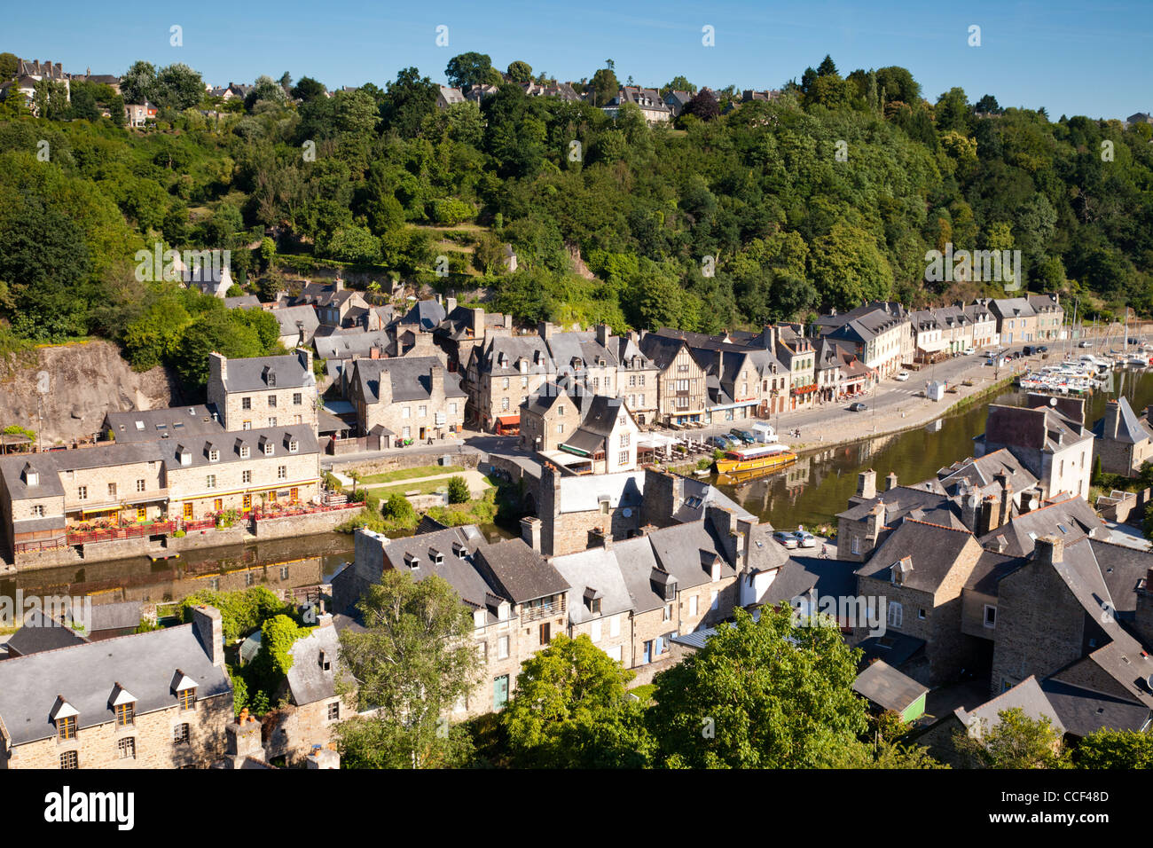 Ein Blick über die Dächer und Fluss Rance am mittelalterlichen Hafen von Dinan, Bretagne, Frankreich. Stockfoto