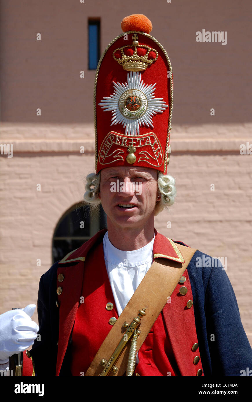 Grenadier der "Potsdamer Riesengarde" im historischen preußischen Uniform auf dem Krongut Bornstedt in Potsdam. Stockfoto