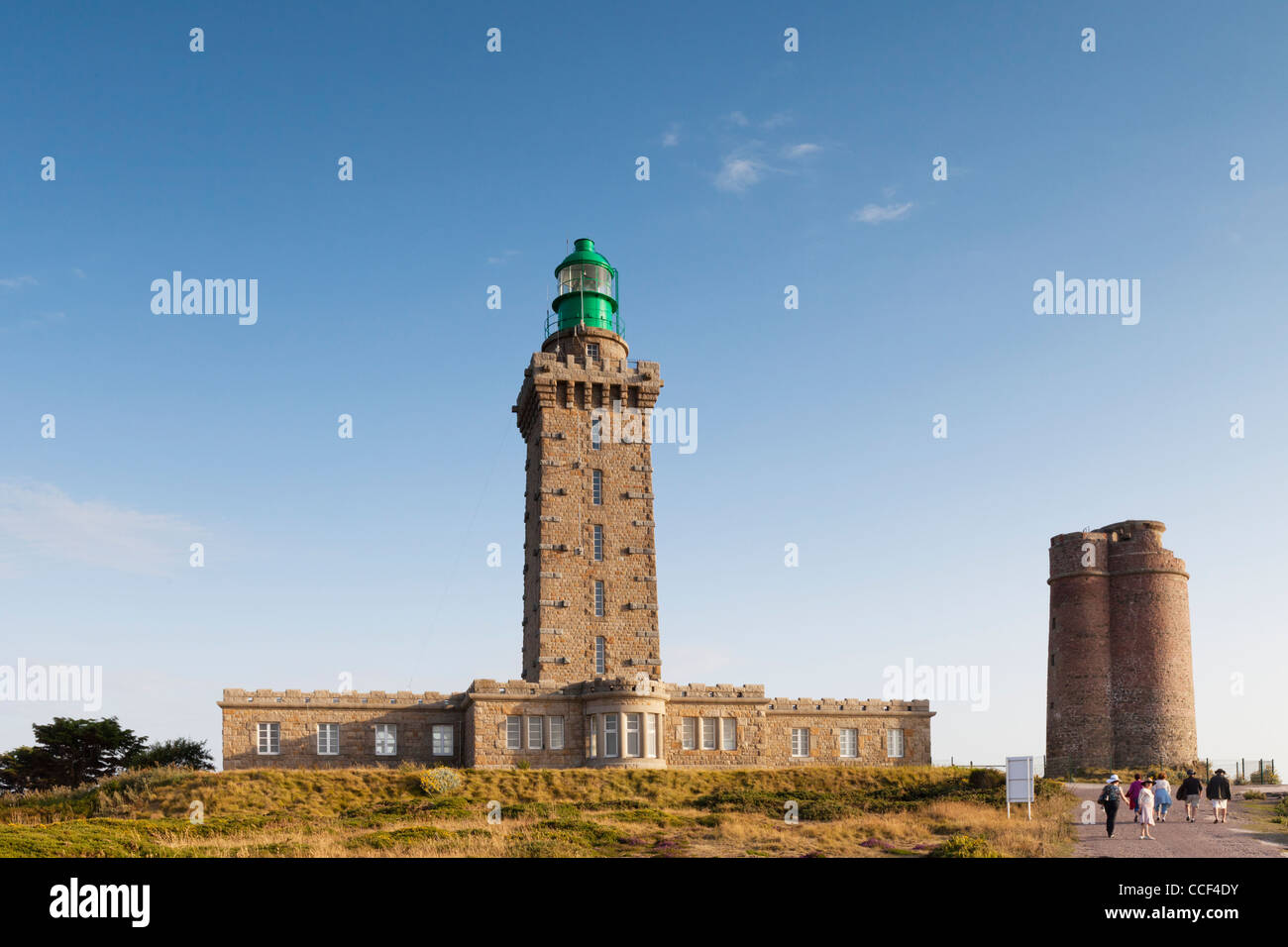 Einer der Bretagne die vielen berühmten Leuchttürme, Leuchtturm Cap Frehel und Semaphore im schönen Abendlicht. Stockfoto