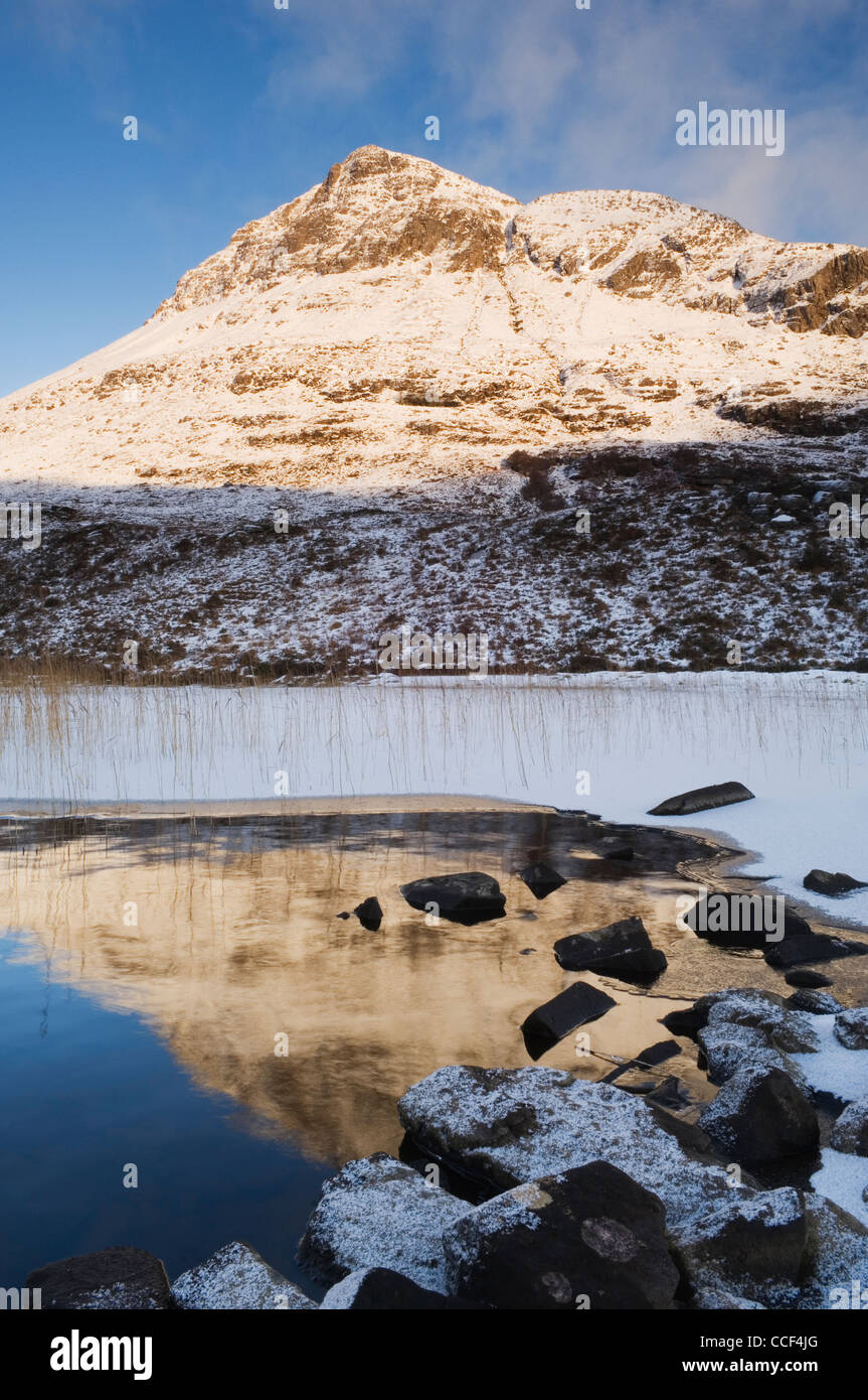 Cul Beag im Winter von Loch Lurgiann, Inverpolly, Schottland. Stockfoto