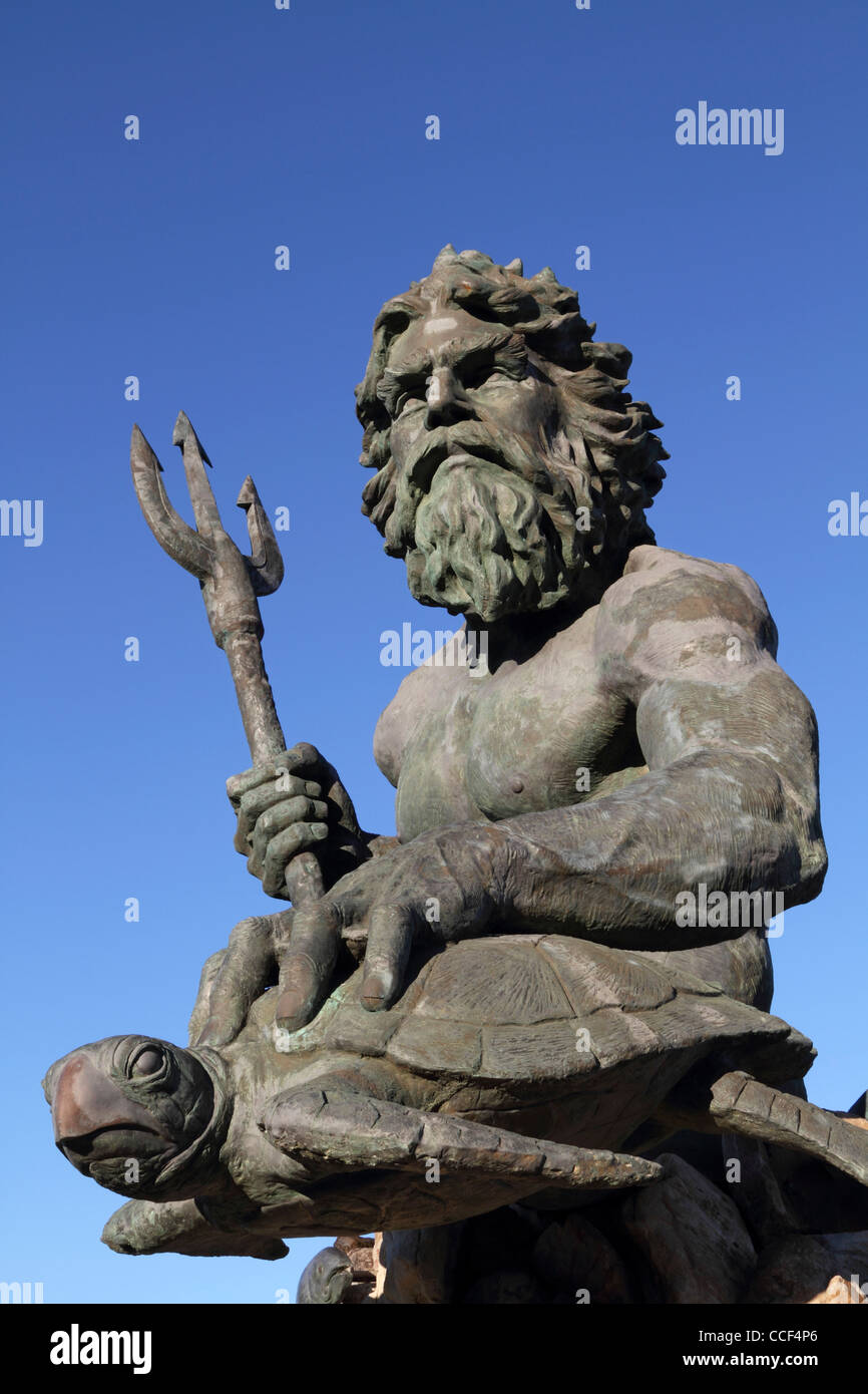 Eine Nahaufnahme einer Cast Bronze Statue des Neptun an der Strandpromenade von Virginia Beach, Va. Stockfoto