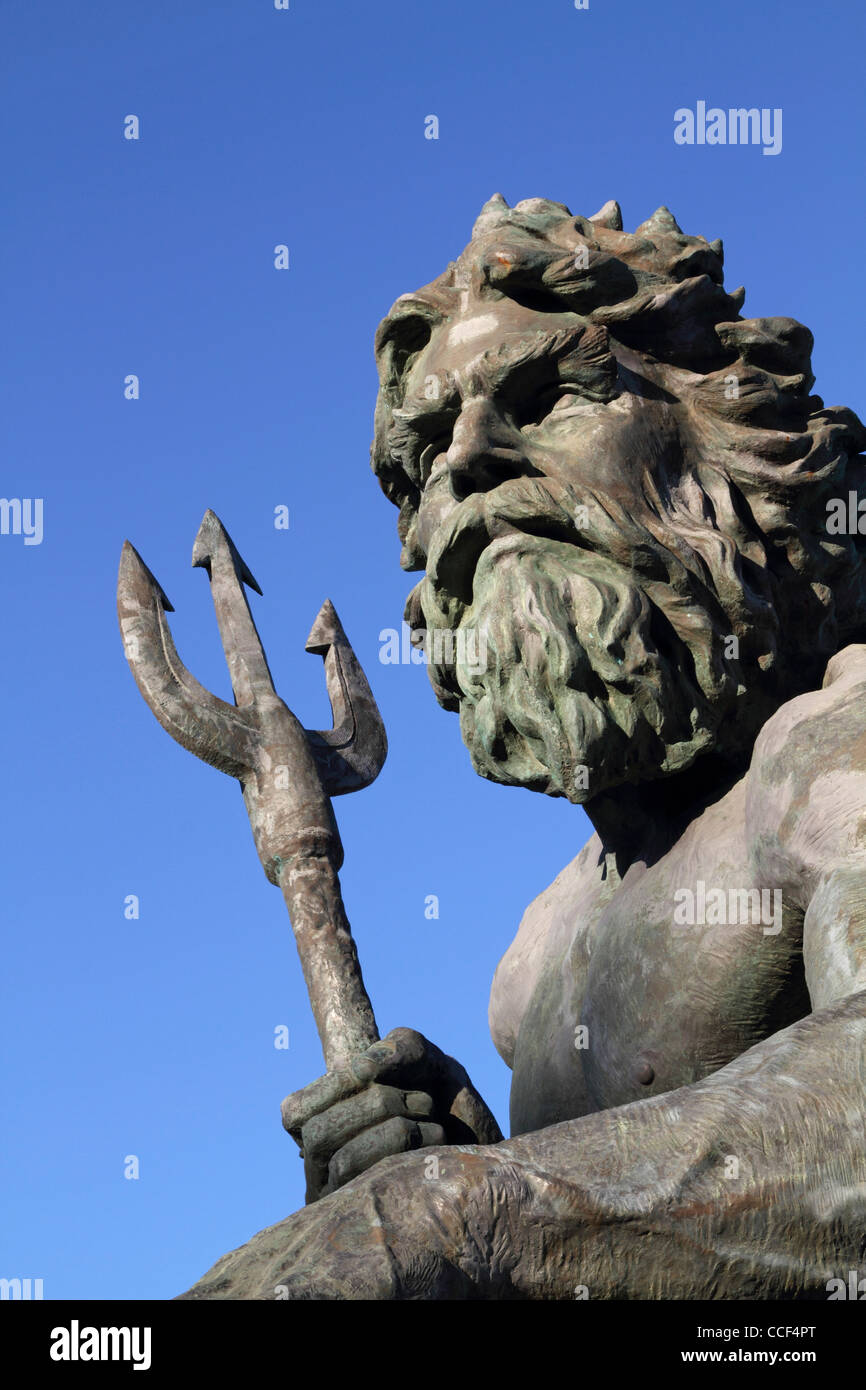 Eine Nahaufnahme einer Cast Bronze Statue des Neptun an der Strandpromenade von Virginia Beach, Va. Stockfoto