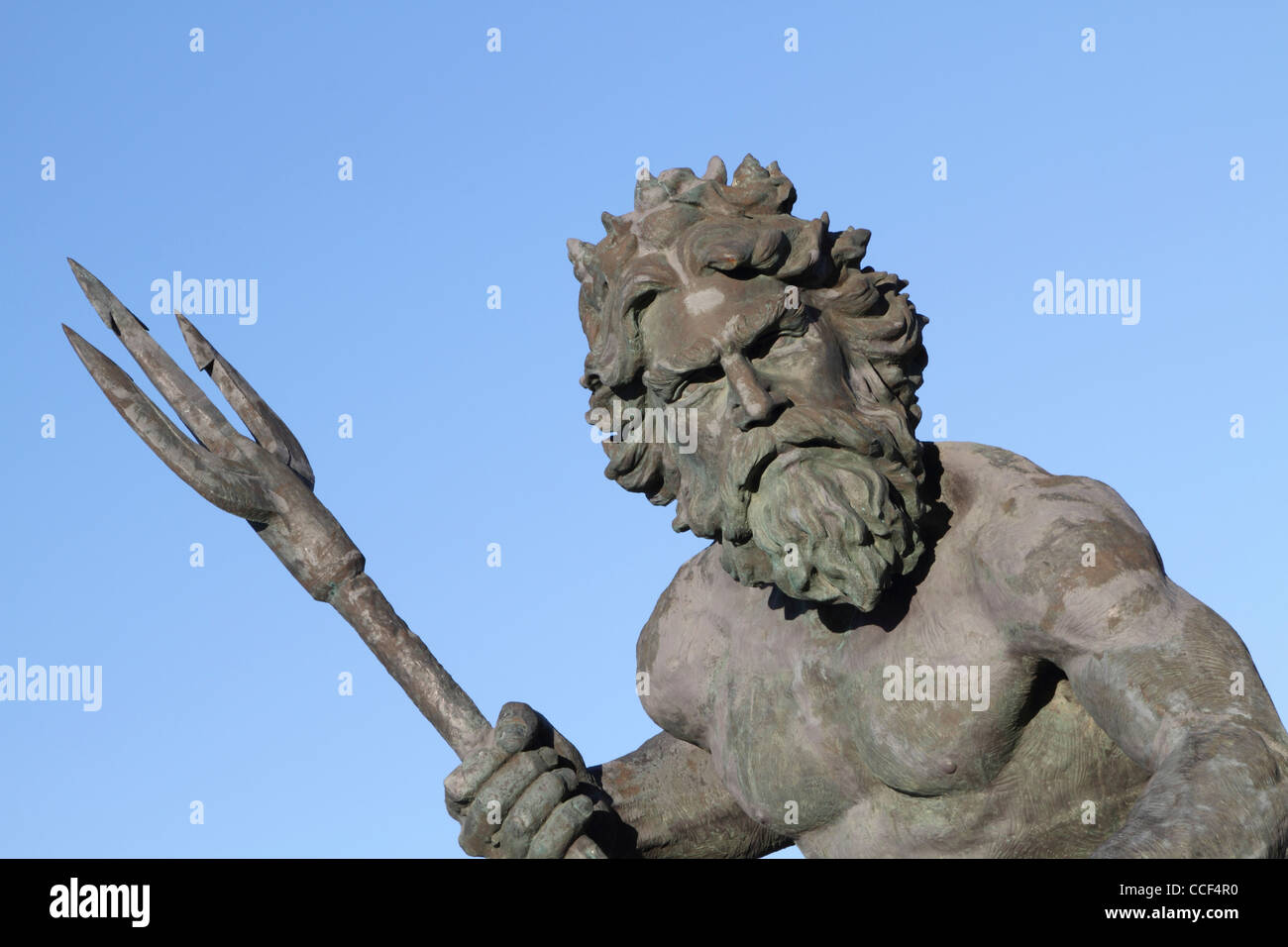Eine Nahaufnahme einer Cast Bronze Statue des Neptun an der Strandpromenade von Virginia Beach, Va. Stockfoto