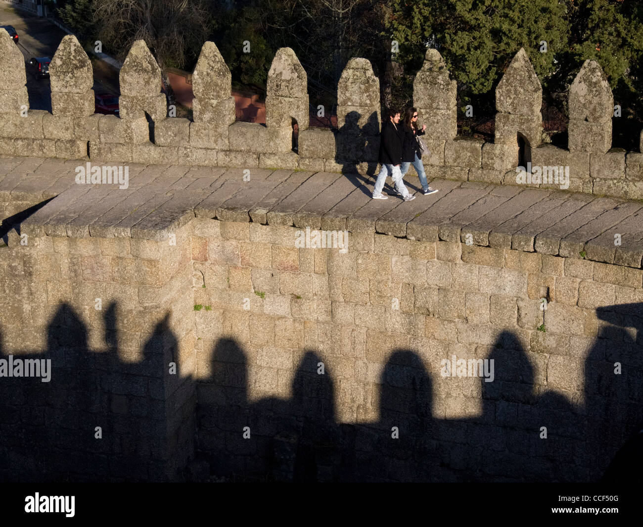 Menschen zu Fuß entlang der Mauern des Schlosses Sao Miguel in Guimaraes, Portugal Stockfoto