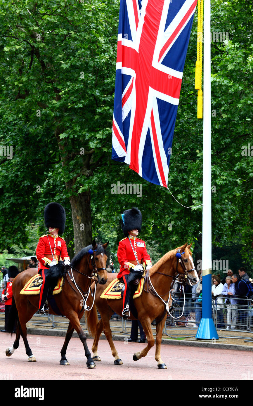 Irish Guards Offiziere zu Pferd weitergeben Pall Mall vor Trooping the Colour, London, England 2011 Stockfoto