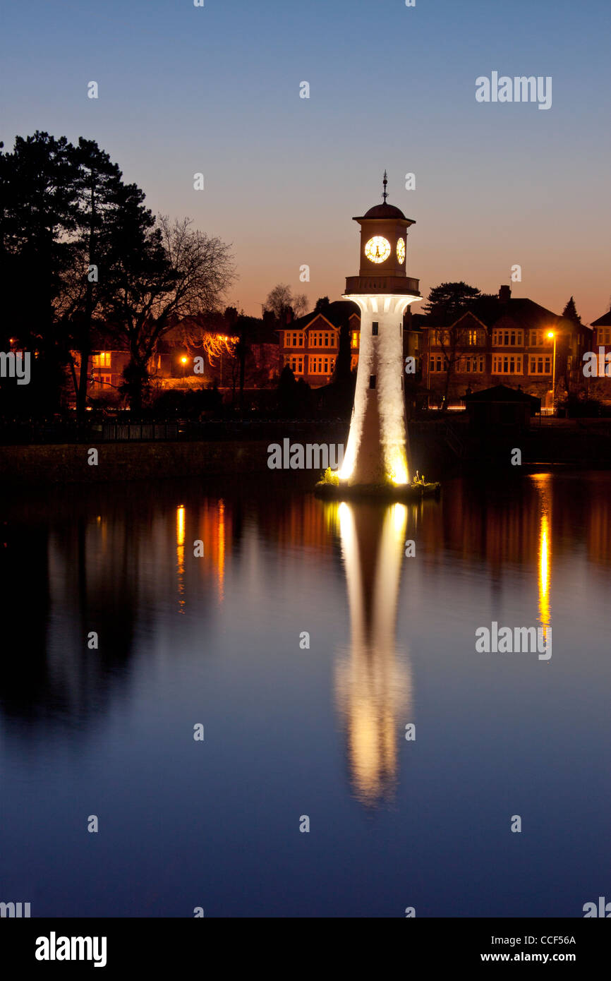 Captain Scott Memorial Lighthouse Roath Park Lake in der Dämmerung Cardiff South Wales UK Stockfoto