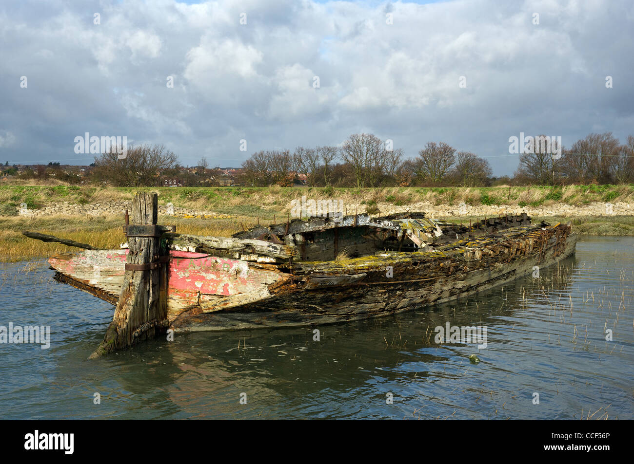 Das Wrack eines alten hölzernen Barke im Fluss Medway abgebrochen Stockfoto