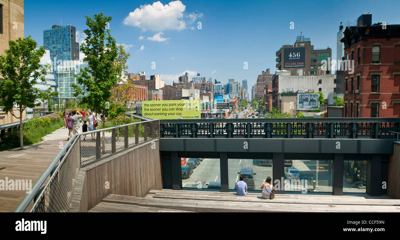 Besucher genießen die Aussicht von der 10th Avenue Square, High Line Elevated Park, New York City Stockfoto