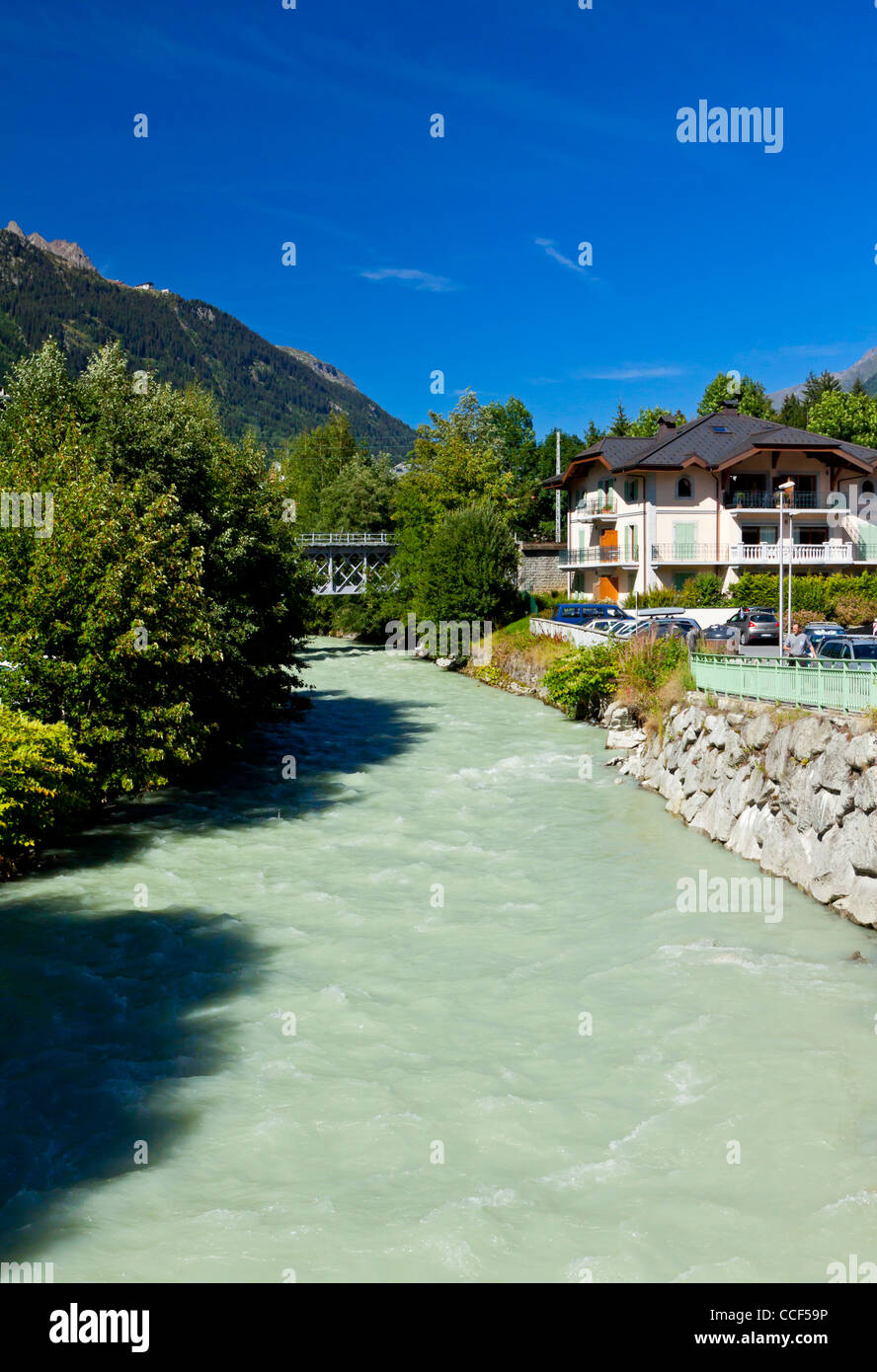 Der Fluss Arve durchströmt das Resort von Chamonix Mont-Blanc in der Region Savoie der französischen Alpen Stockfoto