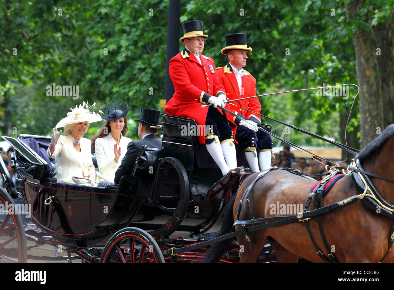 Camilla Parker Bowles (Herzogin von Cornwall) und Catherine/Kate Middleton (Herzogin von Cambridge) nehmen an der Trooping the Colour Parade in London Teil Stockfoto