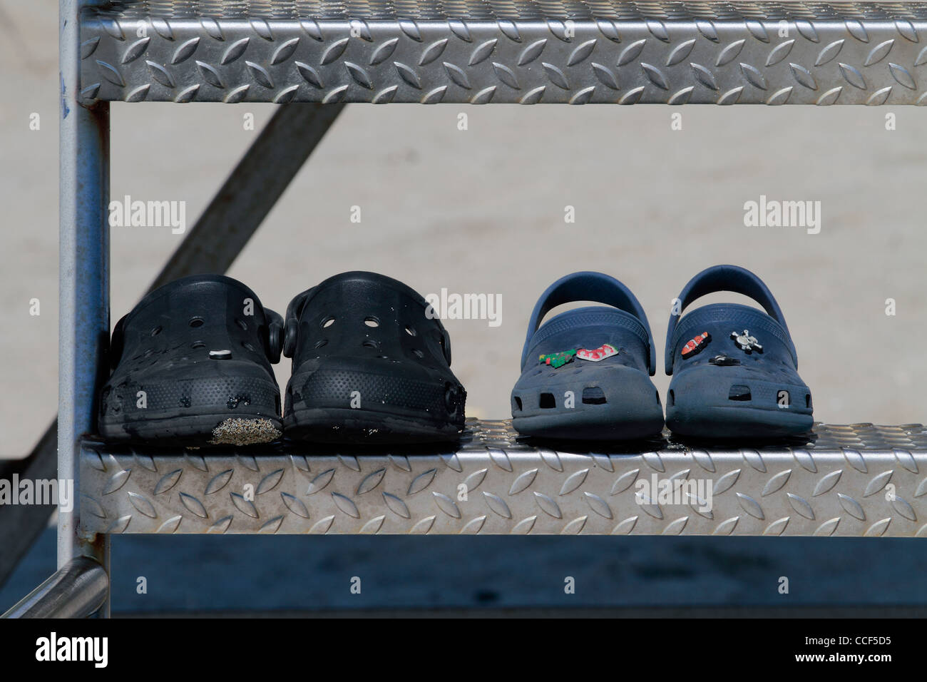 Half Moon Bay - California zwei Paar Schuhe (Crocs?) auf ein Leben bewachen Turm am Strand von Half Moon bay Stockfoto