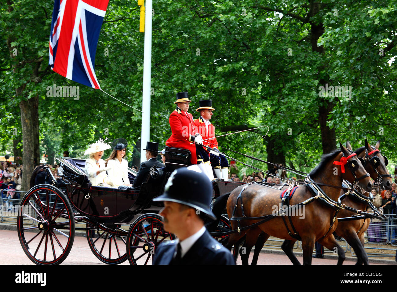 Camilla Parker Bowles (Herzogin von Cornwall) und Catherine/Kate Middleton (Herzogin von Cambridge) nehmen an der Trooping the Colour Parade in London Teil Stockfoto
