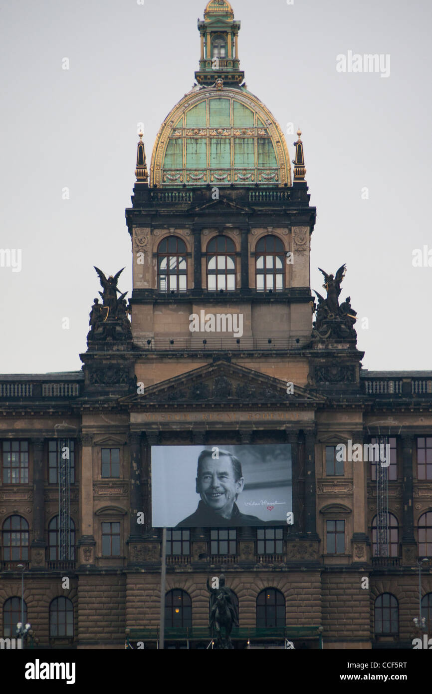 Nationalmuseum mit Porträt des späten Präsidenten Václav Havel nach Staatsbegräbnis Prag Tschechische Republik Europa EU Stockfoto