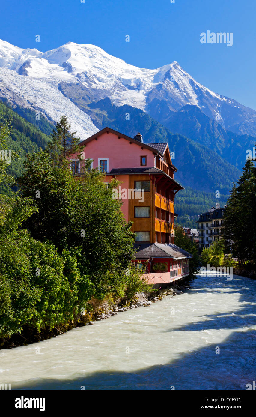 Der Fluss Arve durchströmt das Resort von Chamonix Mont-Blanc in der Region Savoie der französischen Alpen Stockfoto