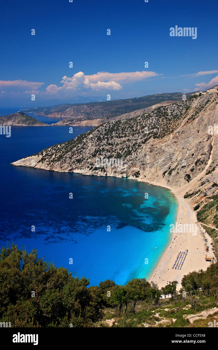 Weltberühmten Myrtos Strand auf der Insel Kefalonia. In dieser kleinen Halbinsel im Hintergrund sehen Sie Assos-Dorf. Griechenland Stockfoto